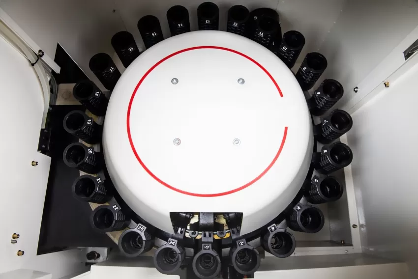 o Trocador Automático de Ferramentas tipo braço do centro de usinagem CNC o Trocador Automático de Ferramentas tipo braço do centro de usinagem CNC